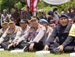 Kapolri Santap Siang Bersama Anggota Di Lapangan Niti Mandala Renon