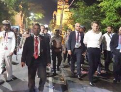 Kapolda Bali Terjun Langsung Kawal Pengamanan Presiden Prancis yang Jalan Kaki 2 Kilometer