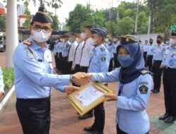 Kemenkumham Jatim Beri Penghargaan Kepada 12 Pegawai Berprestasi dan Berintegritas