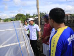 Tingkatkan Hasil Panen, Bupati Suwirta Semangati Petani Garam di Desa Kusamba