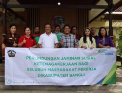 Bupati Bangli Serahkan CSR BPD Bali Untuk Program Perlindungan BPJS Ketenagakerjaan