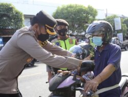 Kapolres Buleleng Pantau Langsung Situasi Lalu Lintas Jelang Nataru sekaligus Bagikan Helm