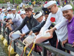 Wabup Diar Menuang ECO-ENZIME di Danau Batur