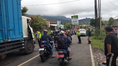 Isuzu Terguling Satu Penumpang Tewas, Tersenggol Truk Tronton