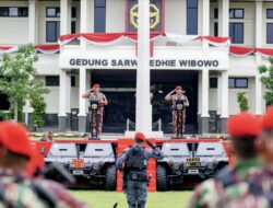 Disematkan Baret Merah Kopassus, Kapolri: Jangan Ragukan Sinergisitas TNI-Polri Jaga NKRI