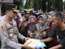 Kapolres Muara Enim Selalu Hadir Ditengah Masyarakat , Salurkan Bansos Di Desa Penyandingan