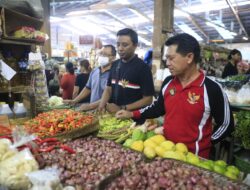 Jelang H-3 Hari Raya Galungan, Bupati Suwirta Pantau Pasar Galiran