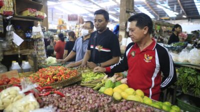 Jelang H-3 Hari Raya Galungan, Bupati Suwirta Pantau Pasar Galiran