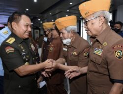 Momen Keakraban Kasad dengan Veteran di Tasyakuran HUT Ke 66 LVRI
