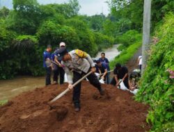 Gerak Cepat Bhabinkamtibmas Bungkulan Tangani Jalan Tergerus
