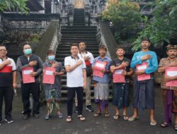 Bupati Suwirta Serahkan Material Bongkaran Pura Melanting Kepada Kelompok Masyarakat