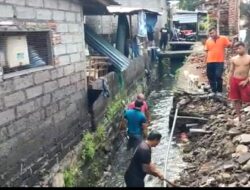 Warga Kampung Anyar Gotong Royong Perbaiki Tanggul Kali Mumbul