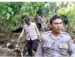 Pasca Banjir Bandang, Polsek Gerokgak Gelar Aksi Gotong Royong