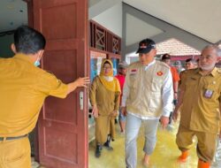 Peduli Banjir BHS Bagikan Sepatu Boats Untuk Siswa SMP