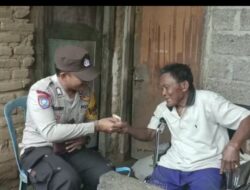 Teringat Lansia Yang Pernah Di Bantu, Bhabinkamtibmas Bungkulan Kembali Sambangi Lansia Tersebut