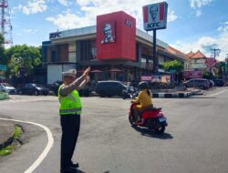 Salut Dengan Polisi ini, Pagi-sore Kerja Keras Atur lalu lintas