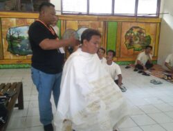 Warga Binaan Lapas Surabaya Dibekali Ilmu Kelola Barbershop