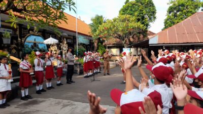 Bentuk Siswa Berkarakter, Sebagai Pembina Upacara Bhabinkamtibmas Ingatkan Ajaran Catur Guru Saat Pelaksanaan Upacara Bendera Di SD Negeri 3 Bungkulan