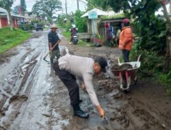 Banjir Di Pancasari, Polisi dan Warga Bersihkan Lumpur