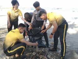 Puluhan Personil Polres Bandara Melakukan Aksi Bersih-Bersih di Pantai Sekeh Kuta