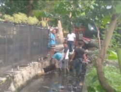 Dinas Lingkungan Hidup Kab.Banyuwangi Melakukan Penanganan Sampah Drainase Di Jl.K.H Agus Salim