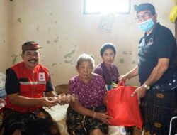 Wabup Kasta Bantu Lansia Alami Patah Tulang Kaki di Desa Akah
