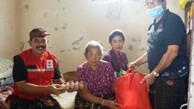 Wabup Kasta Bantu Lansia Alami Patah Tulang Kaki di Desa Akah