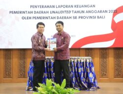 Bupati Suwirta Serahkan LKPD Unaudited TA 2022 kepada BPK