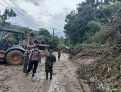 Situasi Pasca Bencana Tanah Longsor Di Ulu Ogan , Polres OKU Laksanakan Pembersihan Jalan Dan Material Sisa Longsor