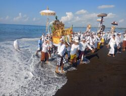 Ribuan Krama Adat Banjarangkan Melasti Berjalan Kaki 10 KM