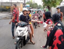 Giat Bagi Takjil Srikandi Pemuda Pancasila Gunung Anyar Perkuat Solidaritas