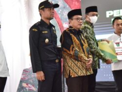 Gus Muhdlor Bagikan BLT kepada Ribuan Buruh Pabrik Rokok