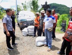 Serahkan 2,3 Ton Pupuk Kompos, Bupati Suwirta Ajak Petani Komitmen Wujudkan Pertanian Organik