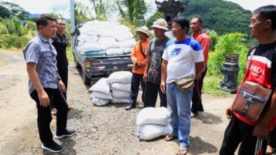 Serahkan 2,3 Ton Pupuk Kompos, Bupati Suwirta Ajak Petani Komitmen Wujudkan Pertanian Organik