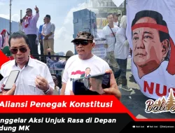 Aliansi Penegak Konstitusi Menggelar Aksi Unjuk Rasa di Depan Gedung MK
