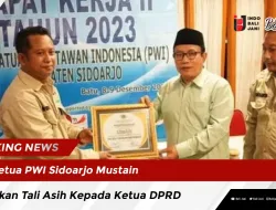 Ketua PWI Sidoarjo Mustain, Berikan Tali Asih Kepada Ketua DPRD