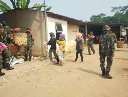 Cegah Banjir, Koramil 1906/Skt dan Pemdes Sukatani Pembersihan Sampah di Pasar Anyar