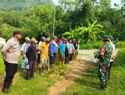 TNI Peduli Lingkungan, Koramil 1905/Jtl Bersama Muspika Sukasari Lakukan Pembersihan Parit