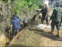 Peduli Lingkungan, Koramil 1901/Wny bersama Warga Bersihkan Sampah di Parit