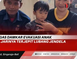 Petugas Damkar Evakuasi Anak Yang Jarinya Terjepit Lubang Jendela