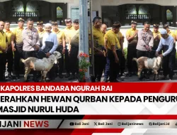 Kapolres Bandara Ngurah Rai Serahkan Hewan Qurban kepada Pengurus Masjid Nurul Huda
