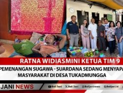 Ratna Widiasmini Ketua Tim 9 Pemenangan Sugawa – Suardana Sedang menyapa Masyarakat di Desa Tukadmungga