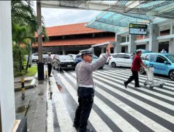 Polres Bandara Ngurah Rai Tempatkan Personilnya Atur Lalin di Terminal Domestik