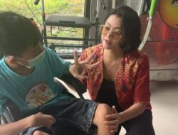 Winie Kaori Edukasi Anak Disabilitas YPK Bali Buat Dupa