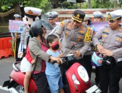 Bravo Polres Buleleng : Kasih Sayang di Jalan! Polres Buleleng Bagikan Helm dan Coklat
