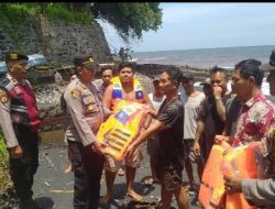 Kapolsek Kubutambahan Bagikan Baju Pelampung kepada Kelompok Nelayan di Desa Bukti