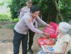Kapolsek “Robin” Serahkan Bantuan Kepada Warga Lansia Kurang Mampu