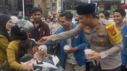 Kepedulian di Bulan Ramadan, Polres Buleleng Bagikan Takjil Kepada Masyarakat