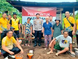 Polisi Turun Tangan! Kapolsek Kubutambahan Pimpin Bedah Rumah untuk Nenek Cening