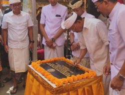 Gubernur Koster dan Warga Kemoning Menyatu dalam Karya Suci Ngenteg Linggih